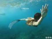 霍思燕穿泳裝水下潛泳，身體柔軟四肢纖細，姿勢優美宛如美人魚